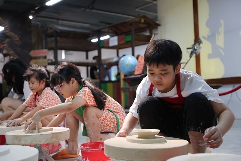 Thử sức làm gốm thú vị tại Bảo tàng gốm Bát Tràng